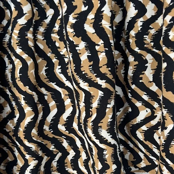 4/$20 Rafaella Black and Tan Patterned Top - Picture 4 of 5